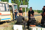 Сотрудники правоохранительных органов успокаивают жителей села Лощиновка в Одесской области, где произошли столкновения и погромы домов цыган после убийства ребенка