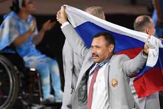 Спортивный функционер, мастер спорта международного класса, рекордсмен СССР в зимнем многоборье Андрей Фомочкин с флагом России во время парада атлетов и членов национальных делегаций на церемонии открытия XV летних Паралимпийских игр – 2016 в Рио-де-Жанейро