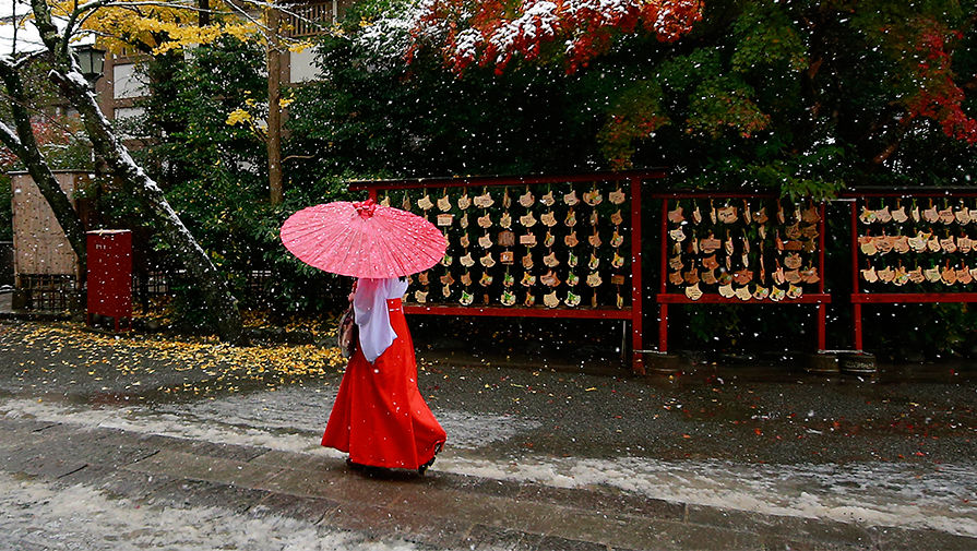 Храм в городе Камакура около Токио во время первого ноябрьского снегопада за более чем 50 лет, 24 ноября 2016 года