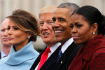 Американский президент Дональд Трамп с первой леди Меланией и экс-президент Барак Обама с супругой Мишель на ступенях Капитолия в Вашингтоне, 20 января 2017 года