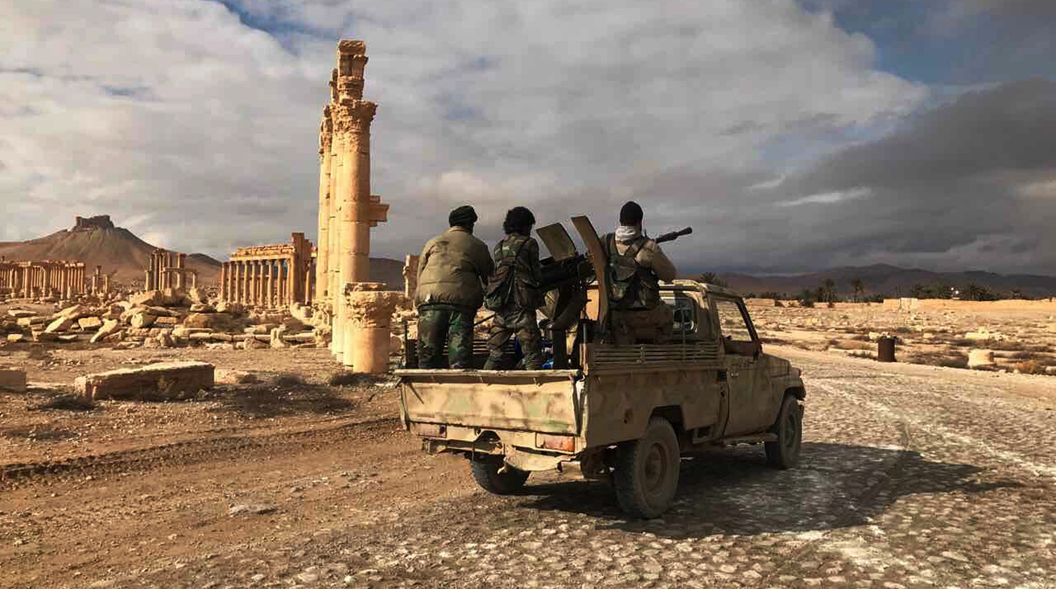Военнослужащие Сирийской Арабской Республики возле историко-архитектурного комплекса Древней Пальмиры в сирийской провинции Хомс