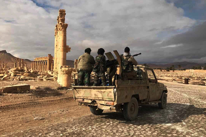 Военнослужащие Сирийской Арабской Республики возле историко-архитектурного комплекса Древней Пальмиры в сирийской провинции Хомс