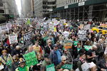 Марш под названием «Tax March» с требованием опубликовать налоговую декларацию президента США Дональда Трампа, Нью-Йорк, США, 14 апреля 2017 года