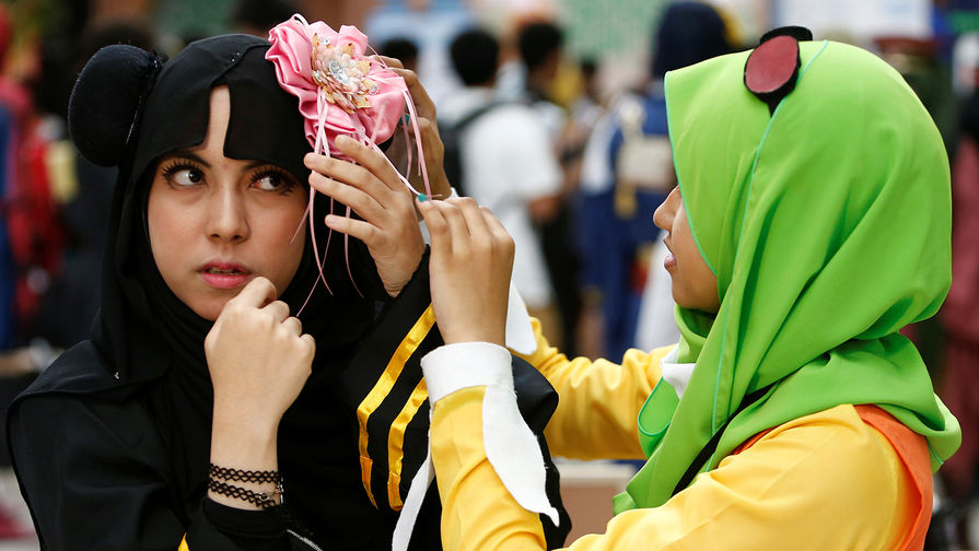 Девушки-мусульманки в торговом центре около Куала-Лумпура в Малайзии, июль 2017 года