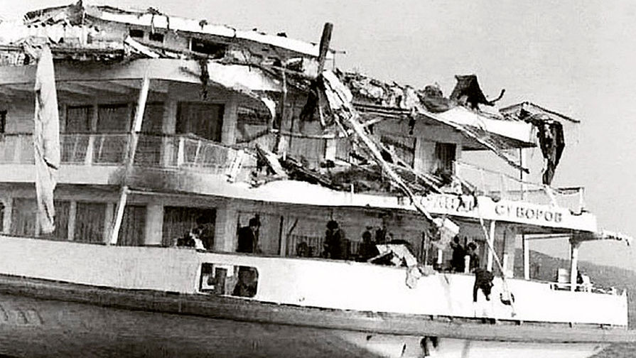 Повреждения кормовой части судна после крушения. 1983 год.