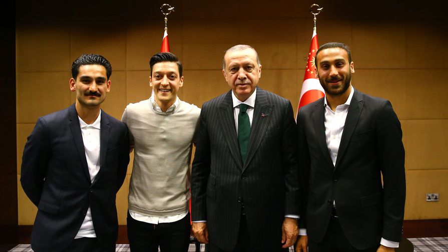Полузащитники сборной Германии Илкай Гюндоган и Месут Озил, а также форвард «Эвертона» Дженк Тосун на встрече с президентом Турции Реджепом Эрдоганом