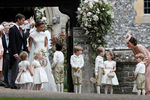 Пиппа Миддлтон и Джеймс Мэтьюз с герцогиней Кембриджской Катрин и ее сыном Джорджем после свадебной церемонии в церкви Святого Марка в Энглфилде, май 2017 года