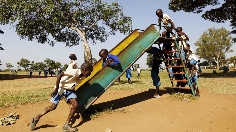 Школьники из кенийской деревни к западу от Найроби, 2015 год