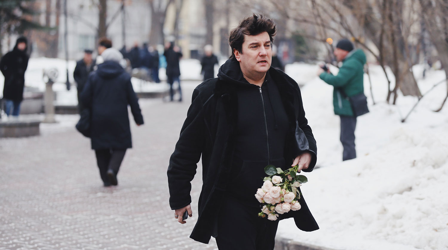 Актер Кирилл Трубецкой перед началом церемонии прощания с актером Сергеем Юрским у здания театра имени Моссовета, 11 февраля 2019 года