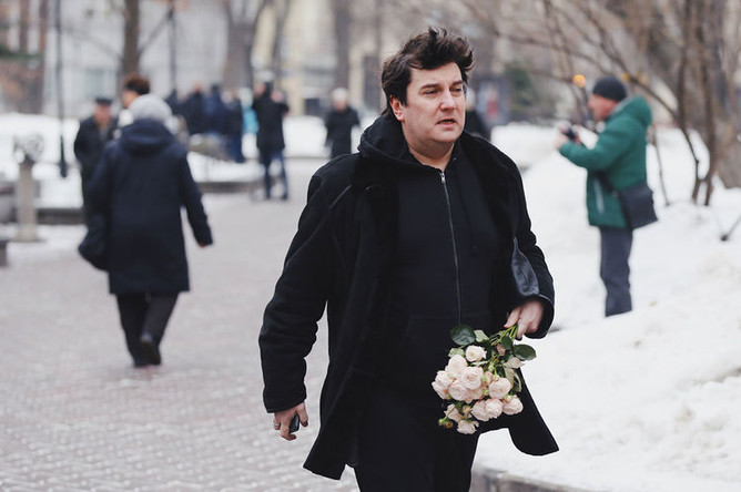 Актер Кирилл Трубецкой перед началом церемонии прощания с актером Сергеем Юрским у здания театра имени Моссовета, 11 февраля 2019 года