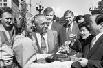 Ректор МГУ Виктор Садовничий вручает хлеб-соль президенту Республики Корея Ким Ен Саму (1993-1998), 1994 год
