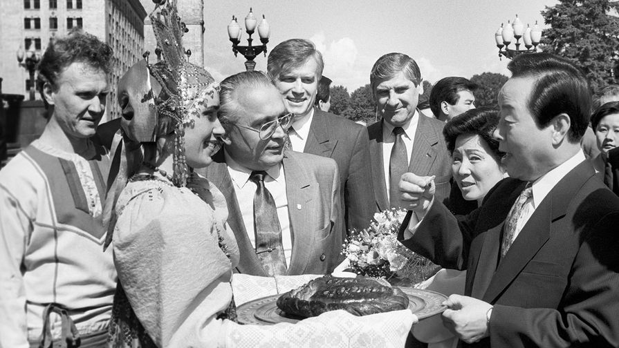 Ректор МГУ Виктор Садовничий вручает хлеб-соль президенту Республики Корея Ким Ен Саму (1993-1998), 1994 год