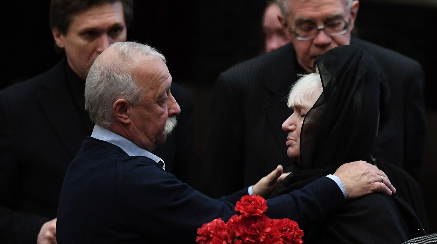 Вдова народного артиста России Алексея Булдакова Людмила и актер и телеведущий Леонид Якубович на церемонии прощания с Алексеем Булдаковым в Центральном доме кино в Москве, 8 апреля 2019 года