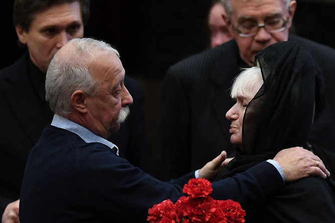 Вдова народного артиста России Алексея Булдакова Людмила и актер и телеведущий Леонид Якубович на церемонии прощания с Алексеем Булдаковым в Центральном доме кино в Москве, 8 апреля 2019 года