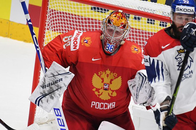 Вратарь сборной России Андрей Василевский (в центре) и игрок сборной Чехии Милан Гулаш в матче чемпионата мира по хоккею за третье место между сборными командами России и Чехии