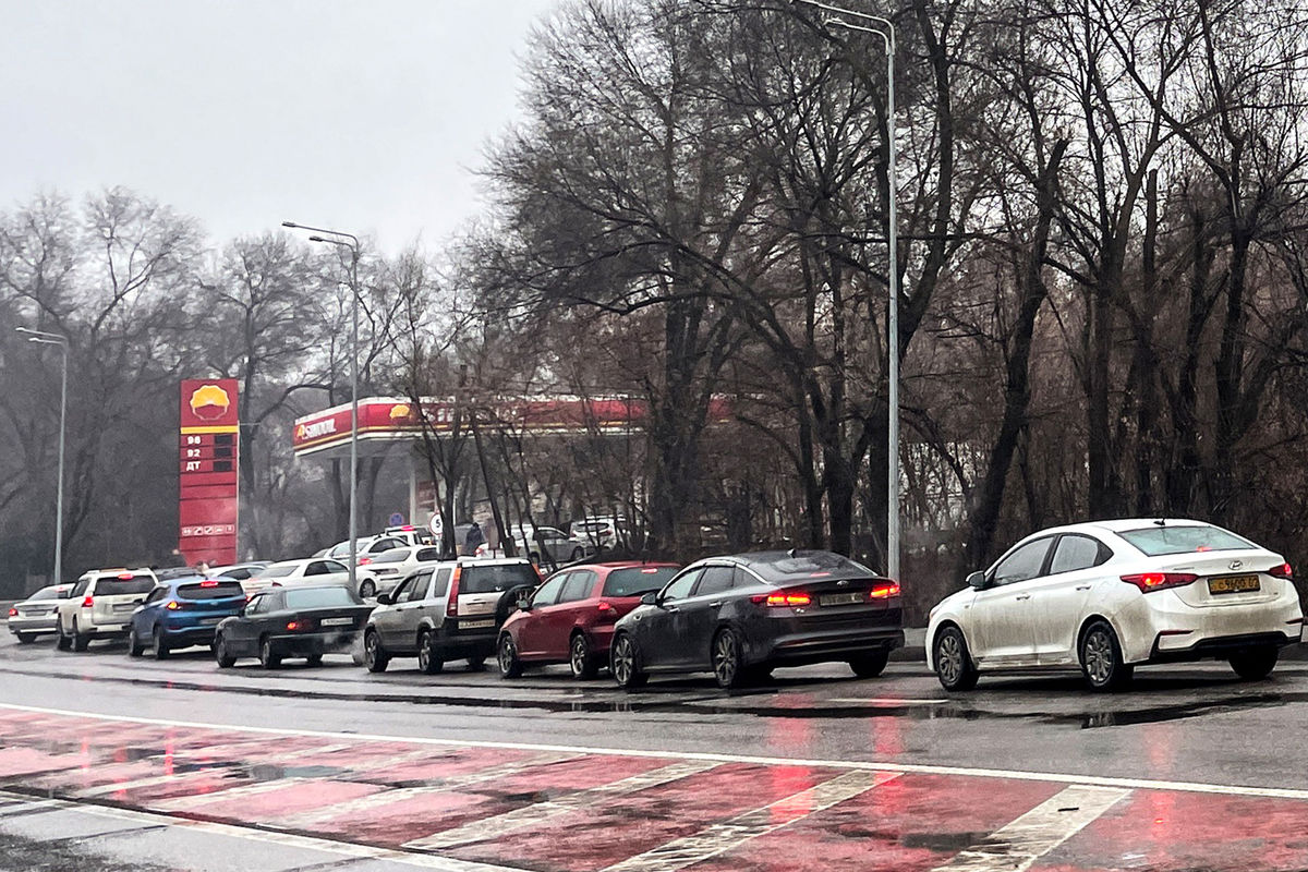 Очередь автомобилей на автозаправочную станцию в Алма-Ате, 8 января 2022 года