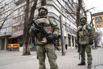 Российские миротворцы во время патрулирования одной из улиц Алма-Аты, 11 января 2022 года