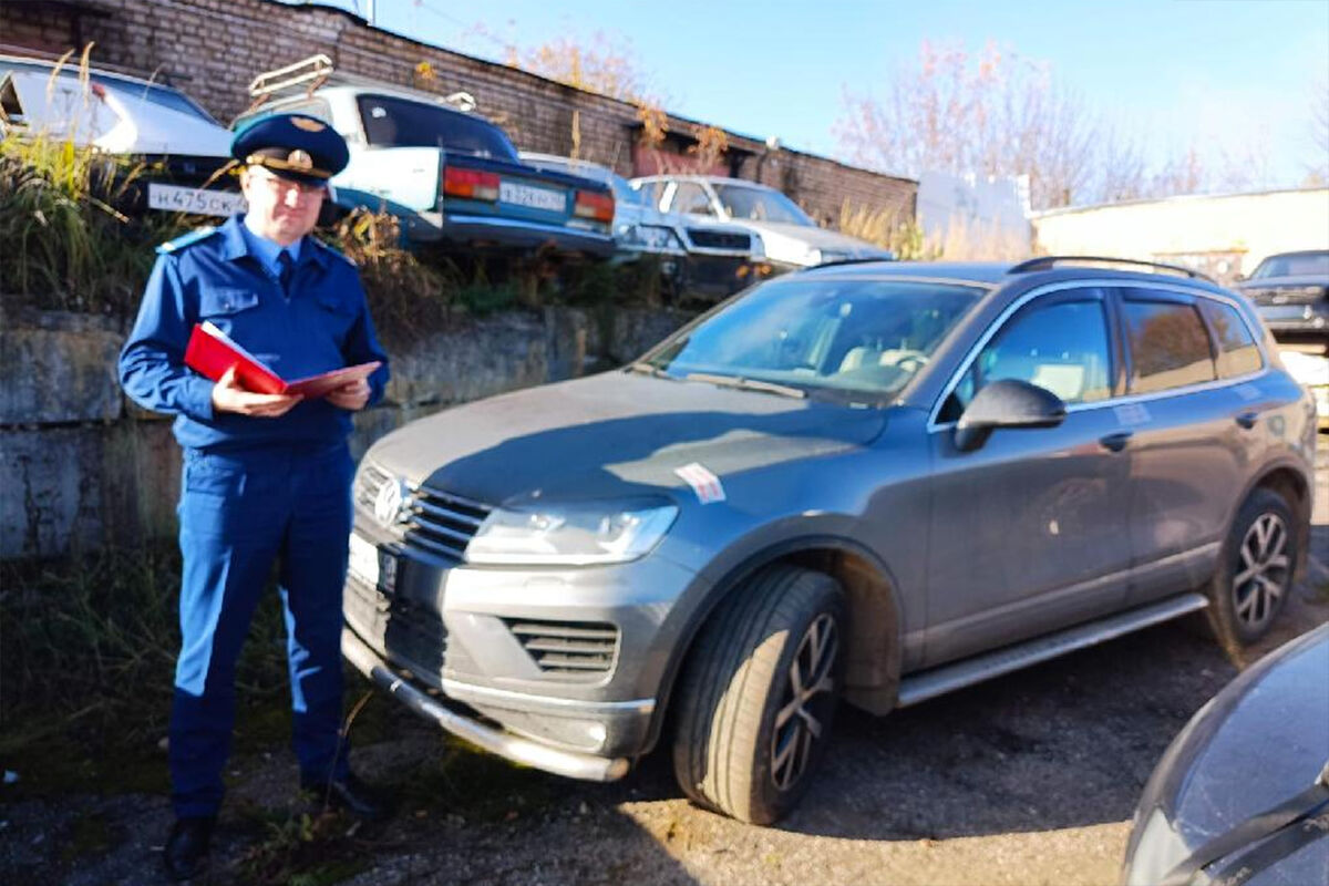 В Калуге у чиновника конфисковали VW Touareg, который не соответствовал его  доходам - Газета.Ru | Новости