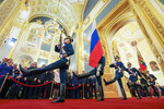 Солдаты Президентского полка вносят государственный флаг на церемонию инаугурации президента РФ Владимира Путина в Кремле, 7 мая 2024 года