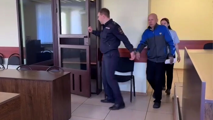Пьяный россиянин с пистолетом и угрозами вырвал у инвалида из рук пакет с едой