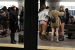 При этом сами участники акции, по придуманным ими же правилам, должны вести себя максимально невозмутимо: они читают книжки, разговаривают по мобильному или слушают музыку, как во время обычной поездки в метро.