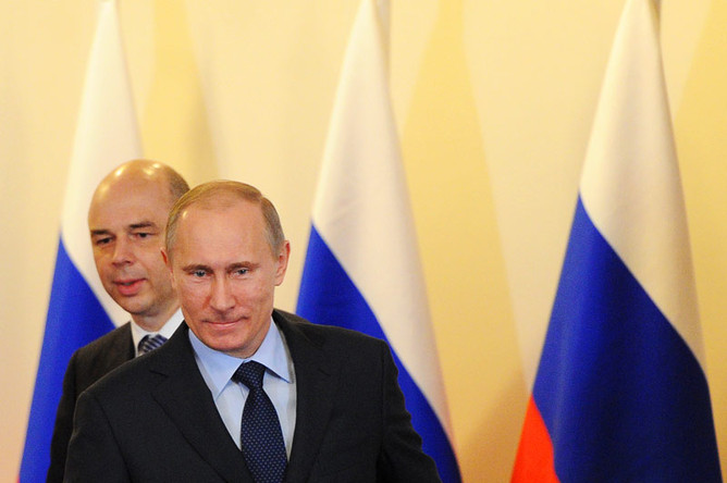 Владимир Путин и министр финансов РФ Антон Силуанов на заседании коллегии Министерства финансов РФ