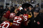 Футболисты «Галатасарая» покидают поле, прикрытые щитами