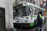 Сотрудник ДПС у пассажирского автобуса, врезавшегося в здание на Большой Тульской улице