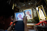 Женщина делает снимок в церкви Санто-Спирито