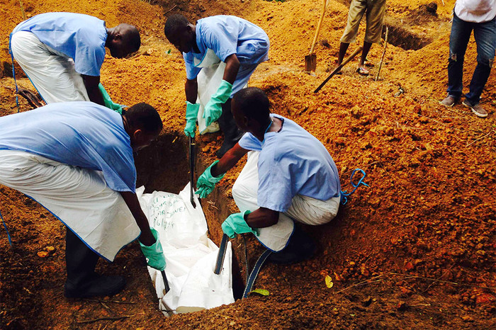 Волонтеры в&nbsp;Сьерра-Леоне хоронят погибшего от лихорадки Эбола мужчину, предварительно убедившись, что его тело не представляет опасности для&nbsp;окружающих