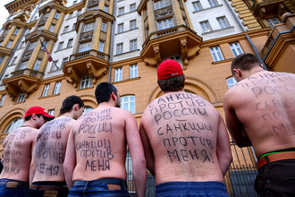 Участники акции «Санкции против России - санкции против меня» у посольства США в Москве