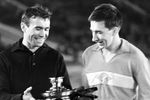 Футболисты «Спартака» Владимир Маслаченко (слева) и Владимир Янкин с призом за первый гол, забитый в «Лужниках», летом 1968 года