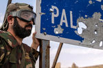 Военнослужащий сирийской армии на позициях под городом Пальмира