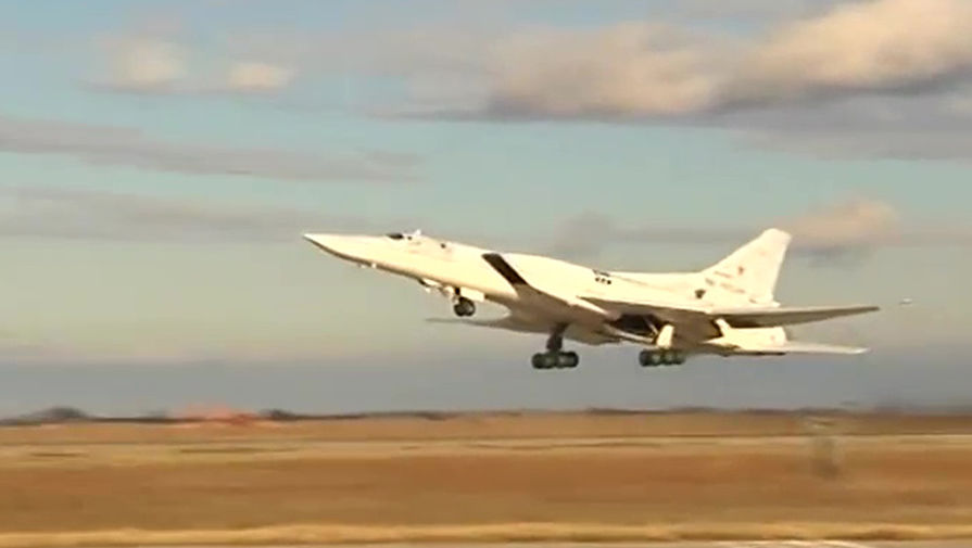 Дальний сверхзвуковой бомбардировщик-ракетоносец Ту-22М3 во время взлета с авиабазы для нанесения авиаудара