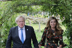 Премьер-министр Великобритании Борис Джонсон прибывают на прием в ботаническом саду «Эден» в Корнуолле