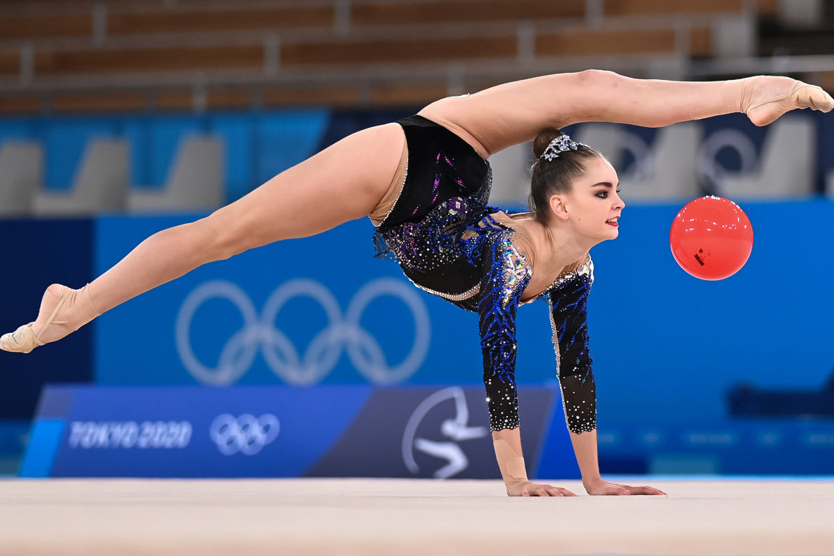 Россиянка Арина Аверина на соревнованиях Олимпиады в Токио по художественной гимнастике