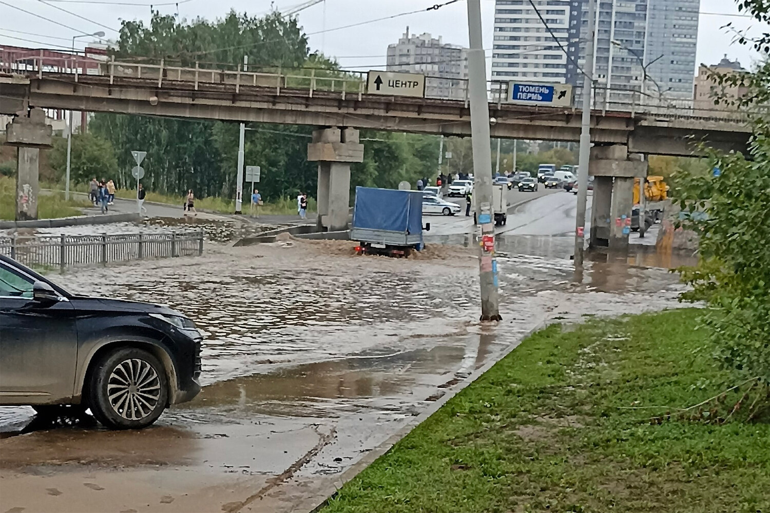 В Екатеринбурге затопило часть улицы Щербакова - Газета.Ru | Новости