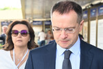 Глава российской делегации помощник президента РФ Владимир Мединский покидает гостиницу в Стамбуле в день переговоров между Россией и Украиной, 2 июня 2025 года