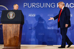 Президент РФ Владимир Путин и президент США Дональд Трамп во время пресс-конференции на военной базе Эльмендорф - Ричардсон на Аляске, 16 августа 2025 года