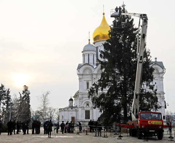 Украшение новогодней елки на&nbsp;Соборной площади Кремля