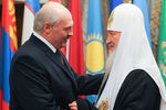 Президент Белоруссии Александр Лукашенко поздравляет патриарха Московского и всея Руси Кирилла с 70-летием