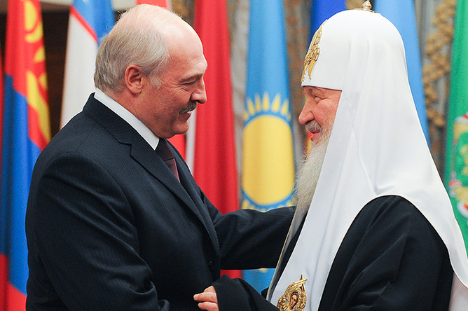 Президент Белоруссии Александр Лукашенко поздравляет патриарха Московского и всея Руси Кирилла с 70-летием