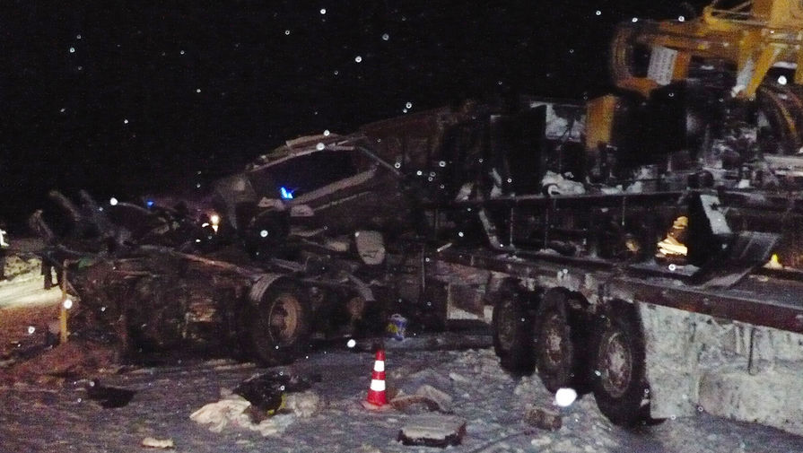 Место аварии на 926-м километре автодороги Тюмень – Ханты-Мансийск, где столкнулись автобус, ехавший из Ханты-Мансийска, два легковых автомобиля и грузовик