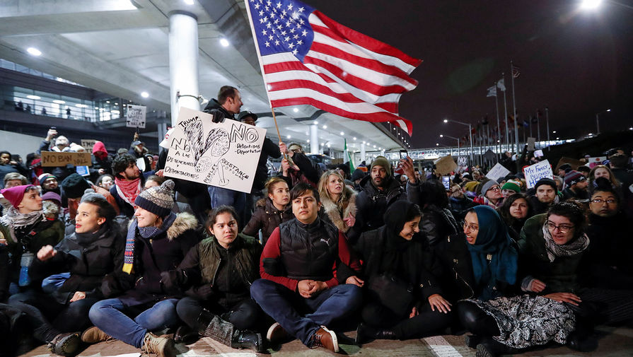 Акция протеста в&nbsp;аэропорту Чикаго после задержания беженцев в&nbsp;связи с&nbsp;ужесточением миграционной политики США
