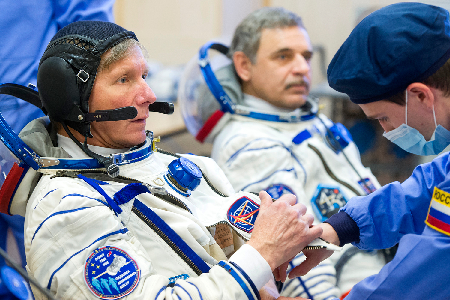 Участники основного экипажа транспортного пилотируемого корабля «Союз ТМА-16М» 43/44-й длительной экспедиции на Международную космическую станцию (МКС) космонавты «Роскосмоса» Геннадий Падалка (слева) и Михаил Корниенко во время примерки скафандров на космодроме Байконур, 2015 год