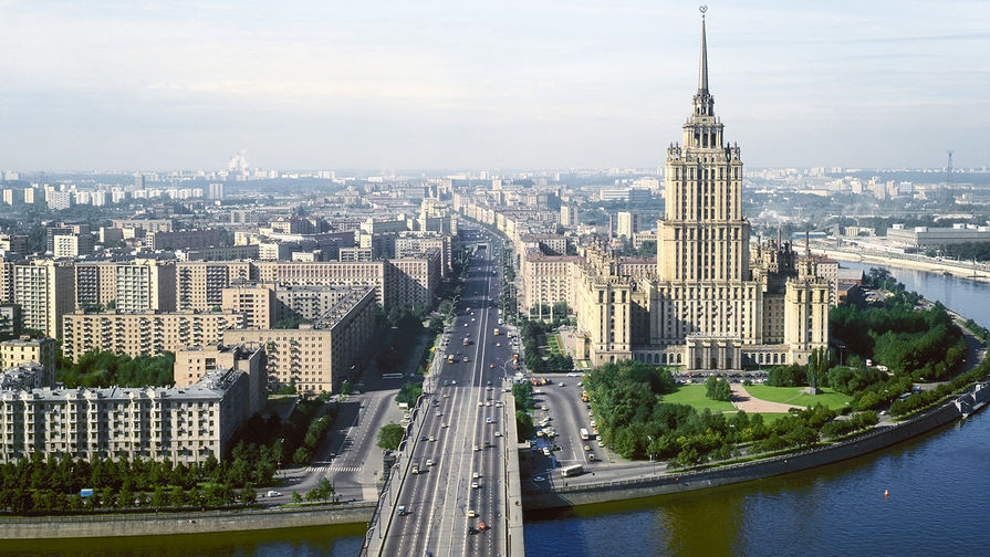Панорама Кутузовского проспекта. Справа &mdash; гостиница &laquo;Украина&raquo;, 1981 год