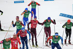 Российские спортсмены Денис Спицов и Александр Большунов (в центре слева направо) в финале командного спринта среди мужчин в соревнованиях по лыжным гонкам на XXIII зимних Олимпийских играх в Пхенчхане, 21 февраля 2018 года