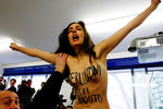 Активистка Femen на избирательном участке, где планировал голосовать Сильвио Берлускони, Италия, 4 марта 2018 года