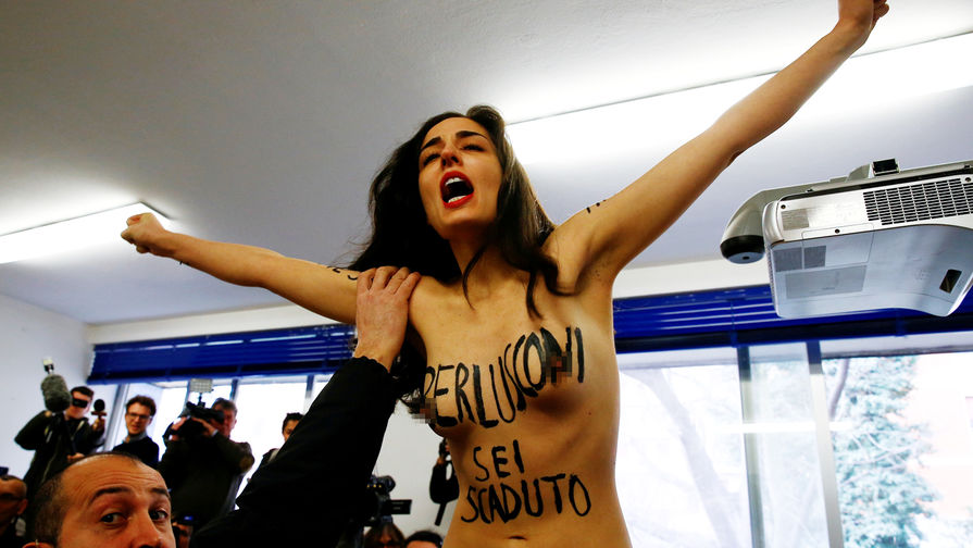 Активистка Femen на&nbsp;избирательном участке, где планировал голосовать Сильвио Берлускони, Италия, 4 марта 2018 года