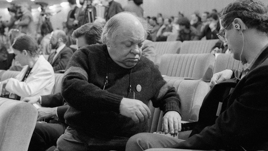 Поэт Наум Коржавин в&nbsp;зале заседаний круглого стола в&nbsp;Москве, 1991 год